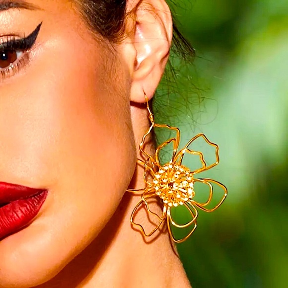 ⚜️[𝟯/$𝟮𝟴]⚜️Oversized Gold Flower Earrings NEW - Picture 3 of 8
